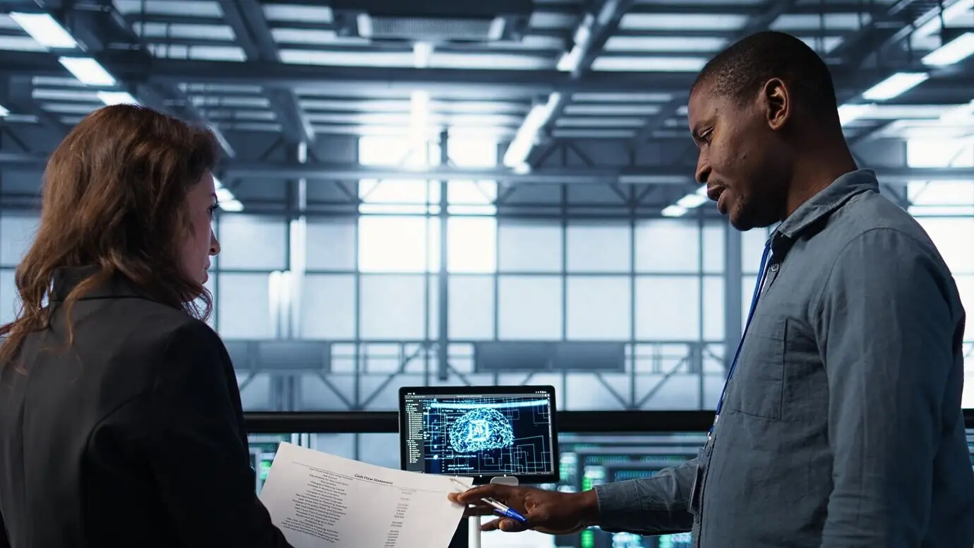 Команда ИТ-специалистов просматривает документы по чек-листу проверки дата-центра.