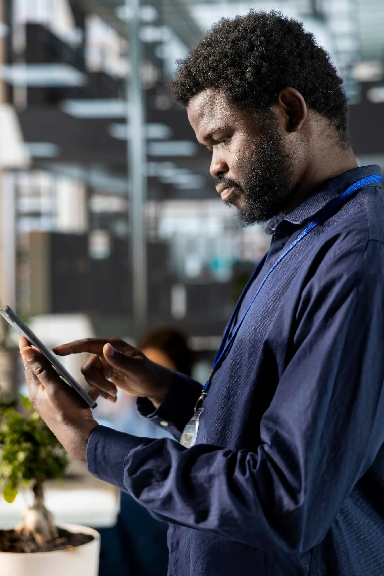 Успешный профессиональный сотрудник руководит финансовым планированием.