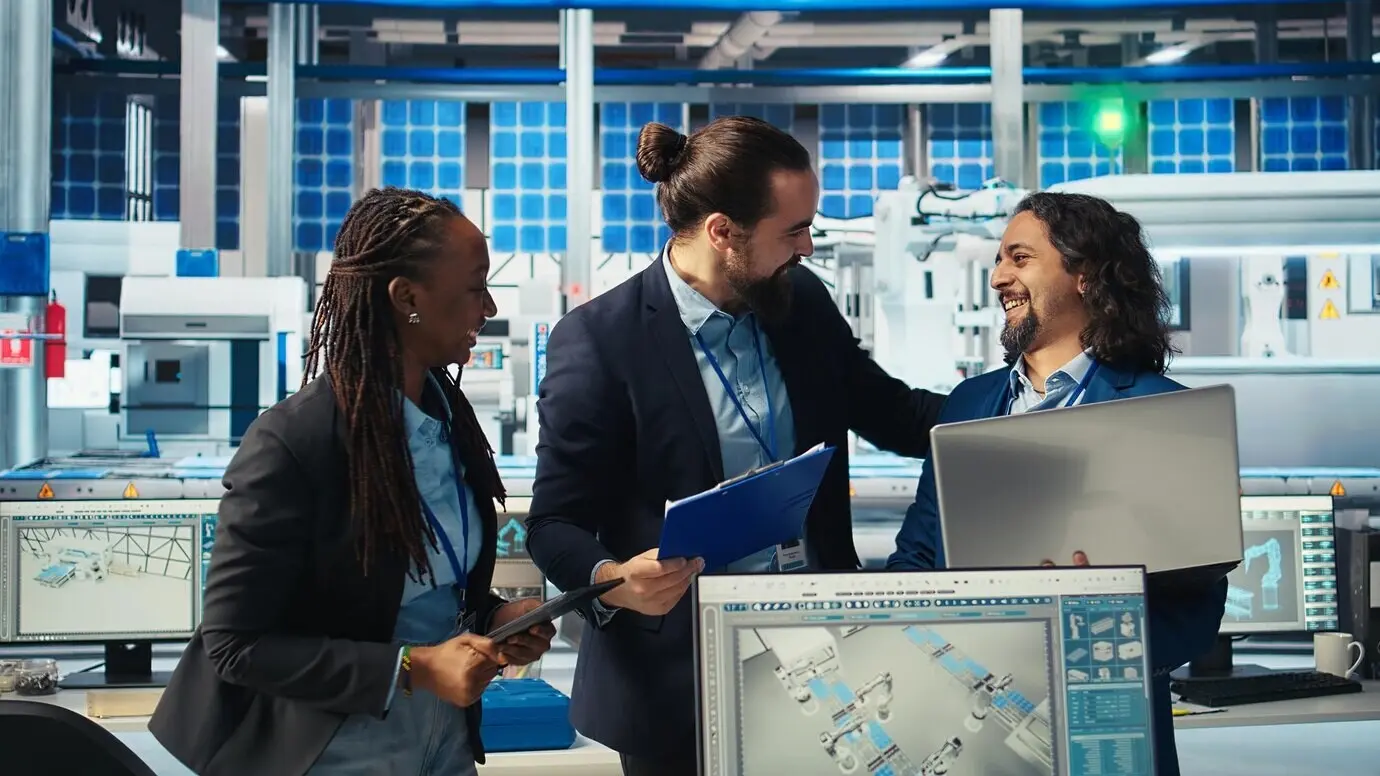 Радостные инженеры фотовольтаического завода дают друг другу пять после стабилизации систем.